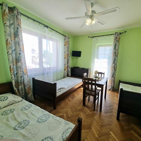 Hostel Rumiankowy Airport Hostel Вроцлав Экстерьер фото