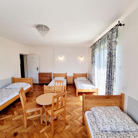 Hostel Rumiankowy Airport Hostel Вроцлав Экстерьер фото