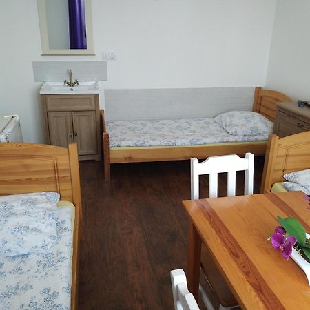 Hostel Rumiankowy Airport Hostel Вроцлав Экстерьер фото