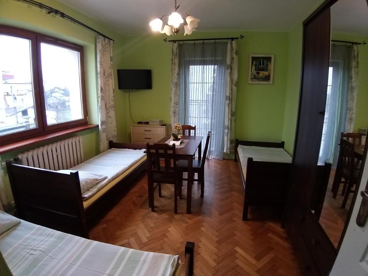 Hostel Rumiankowy Airport Hostel Вроцлав Экстерьер фото