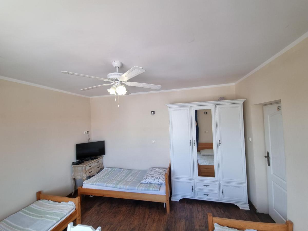 Hostel Rumiankowy Airport Hostel Вроцлав Экстерьер фото