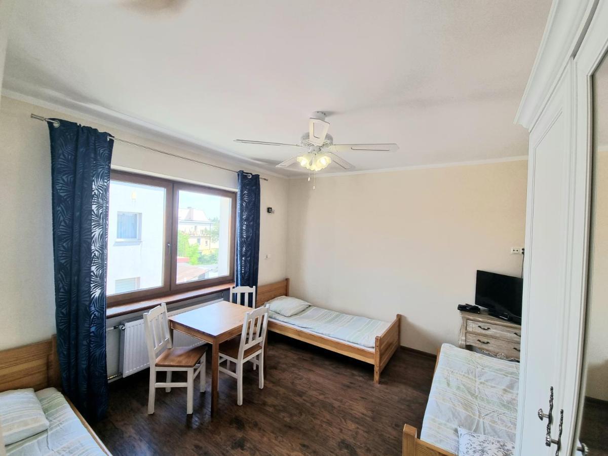 Hostel Rumiankowy Airport Hostel Вроцлав Экстерьер фото