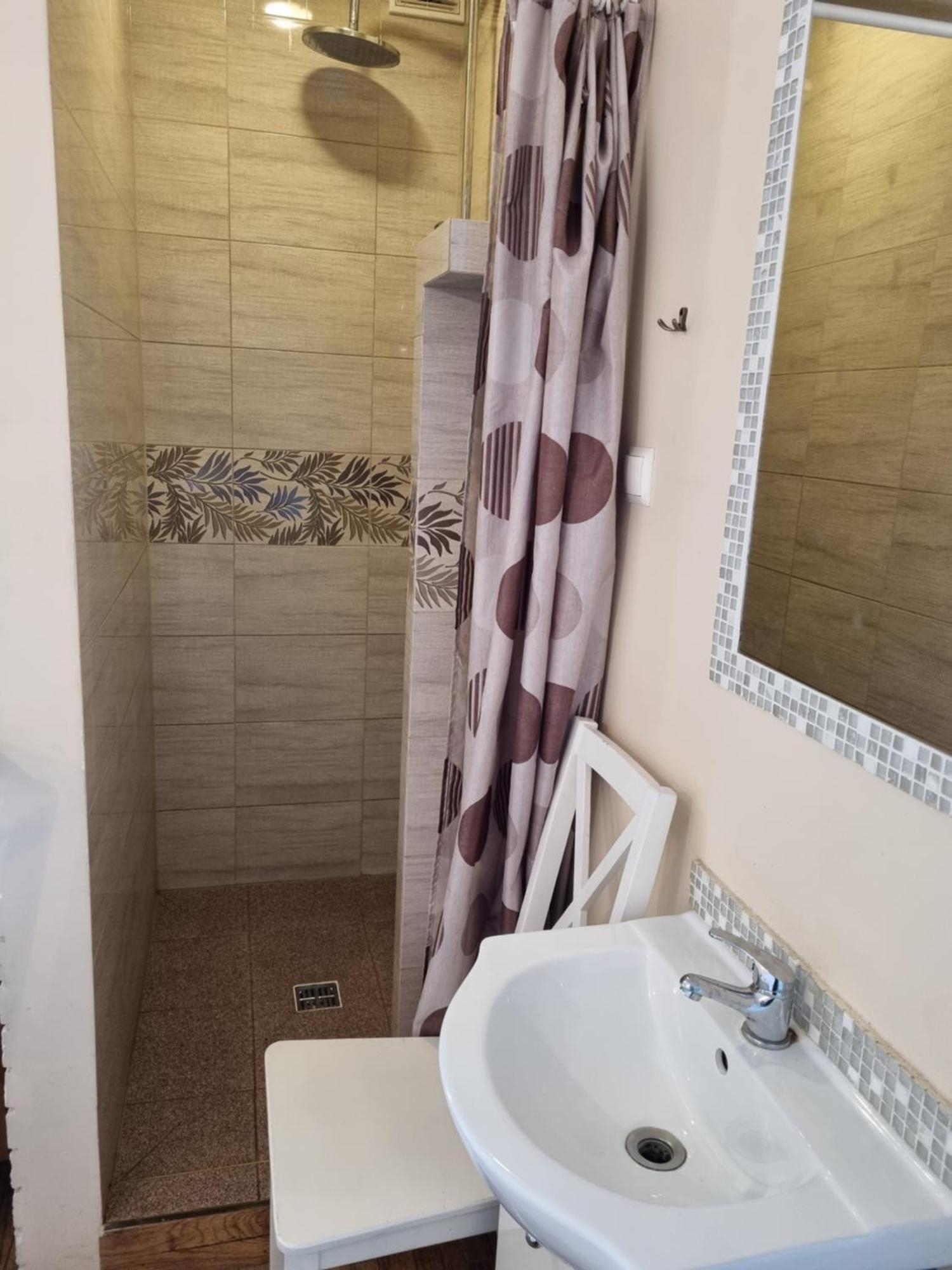 Hostel Rumiankowy Airport Hostel Вроцлав Экстерьер фото