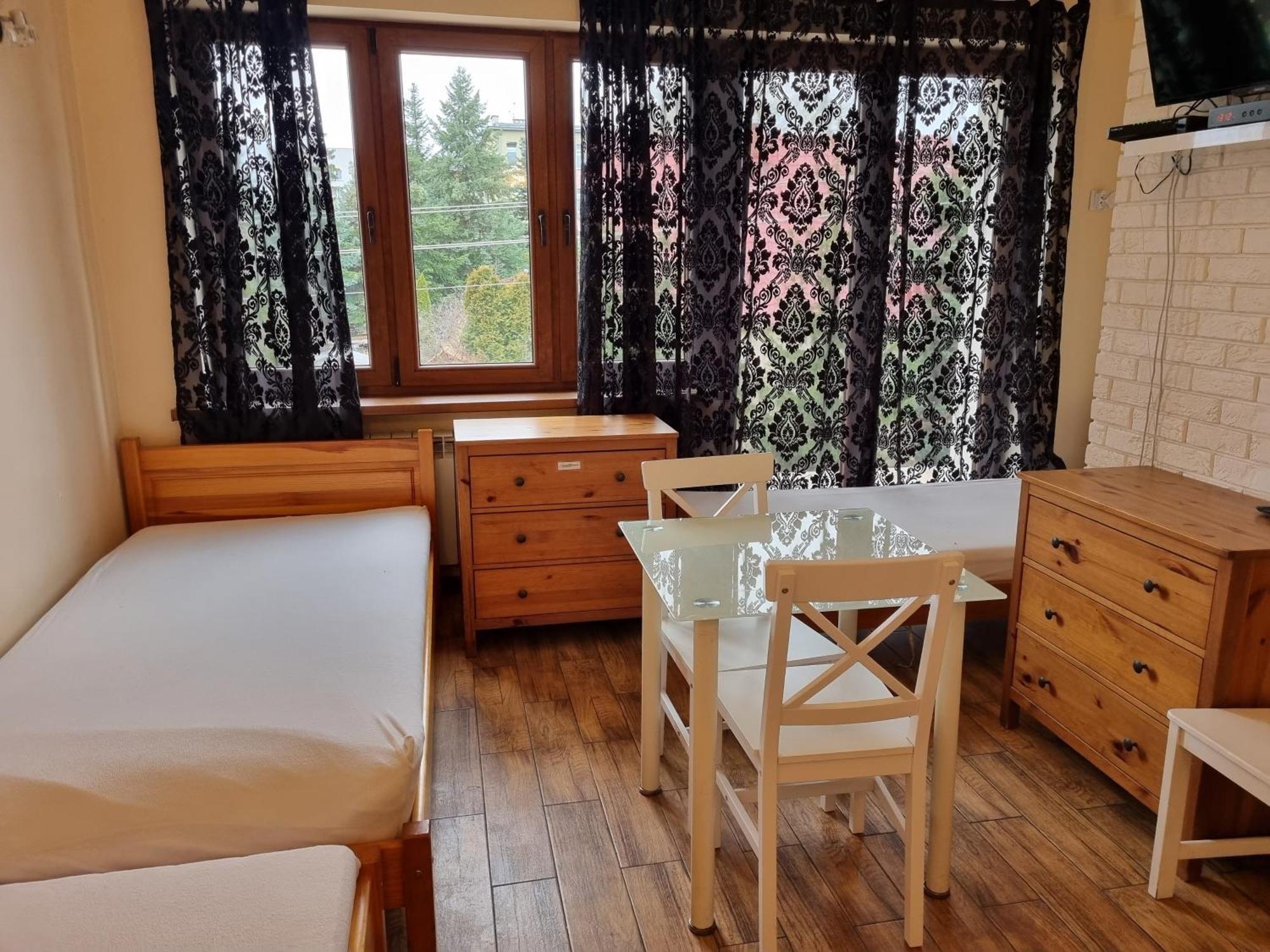 Hostel Rumiankowy Airport Hostel Вроцлав Экстерьер фото