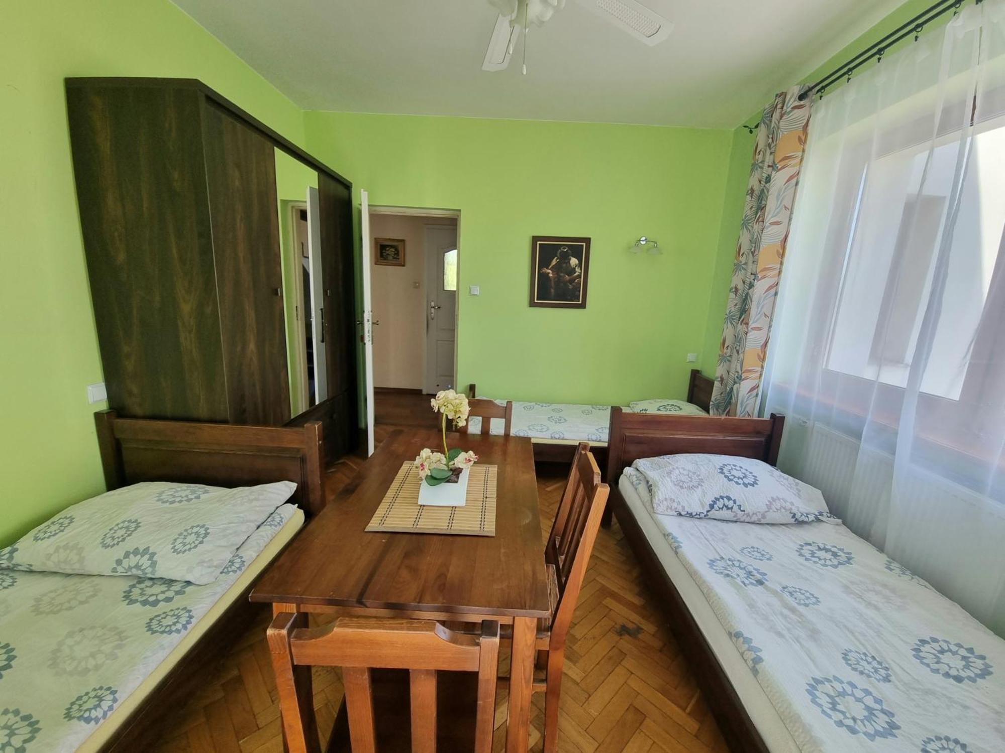 Hostel Rumiankowy Airport Hostel Вроцлав Экстерьер фото