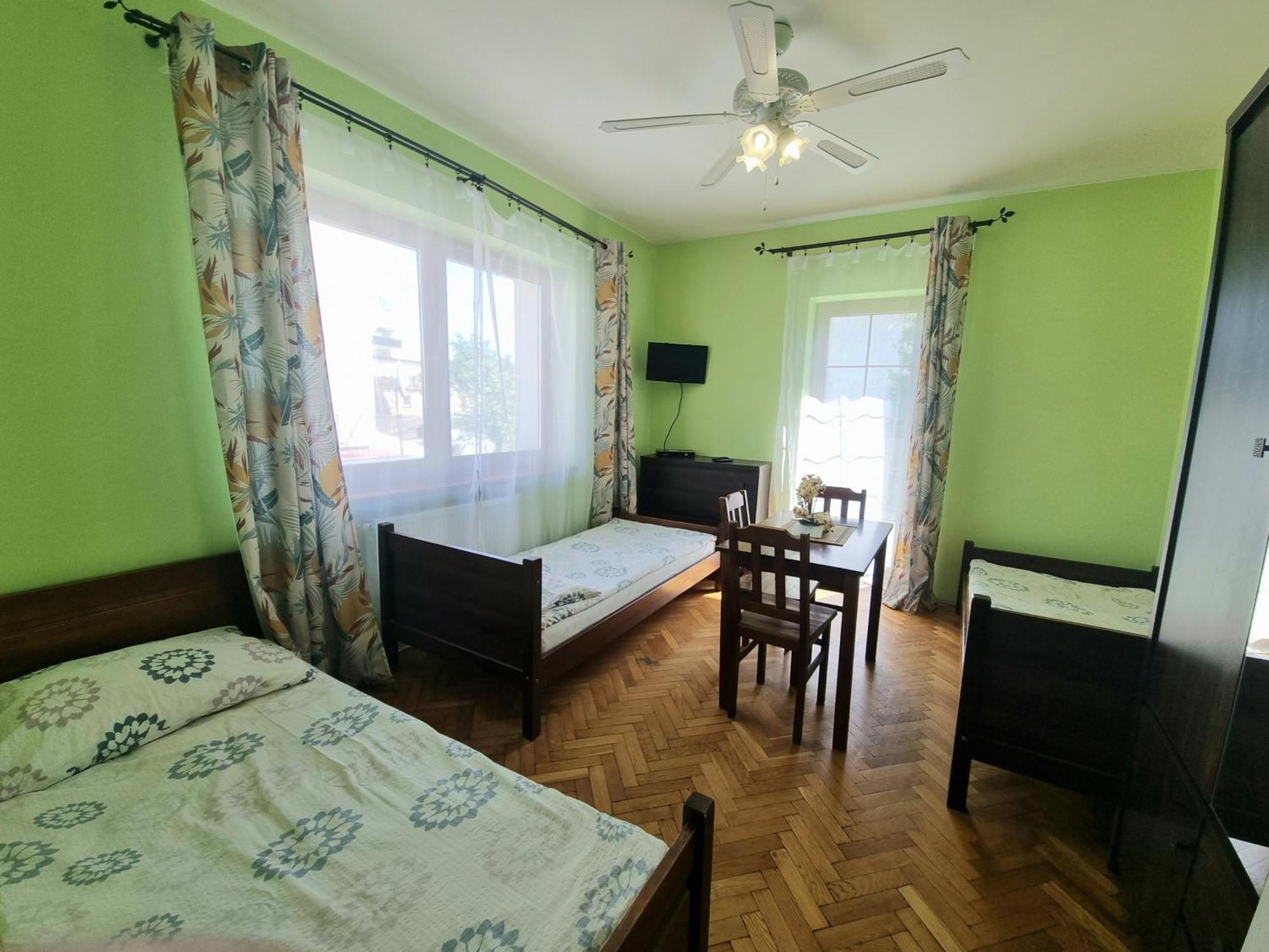Hostel Rumiankowy Airport Hostel Вроцлав Экстерьер фото