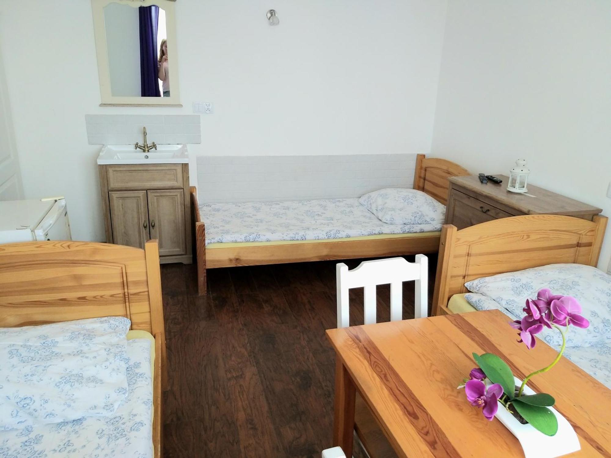Hostel Rumiankowy Airport Hostel Вроцлав Экстерьер фото