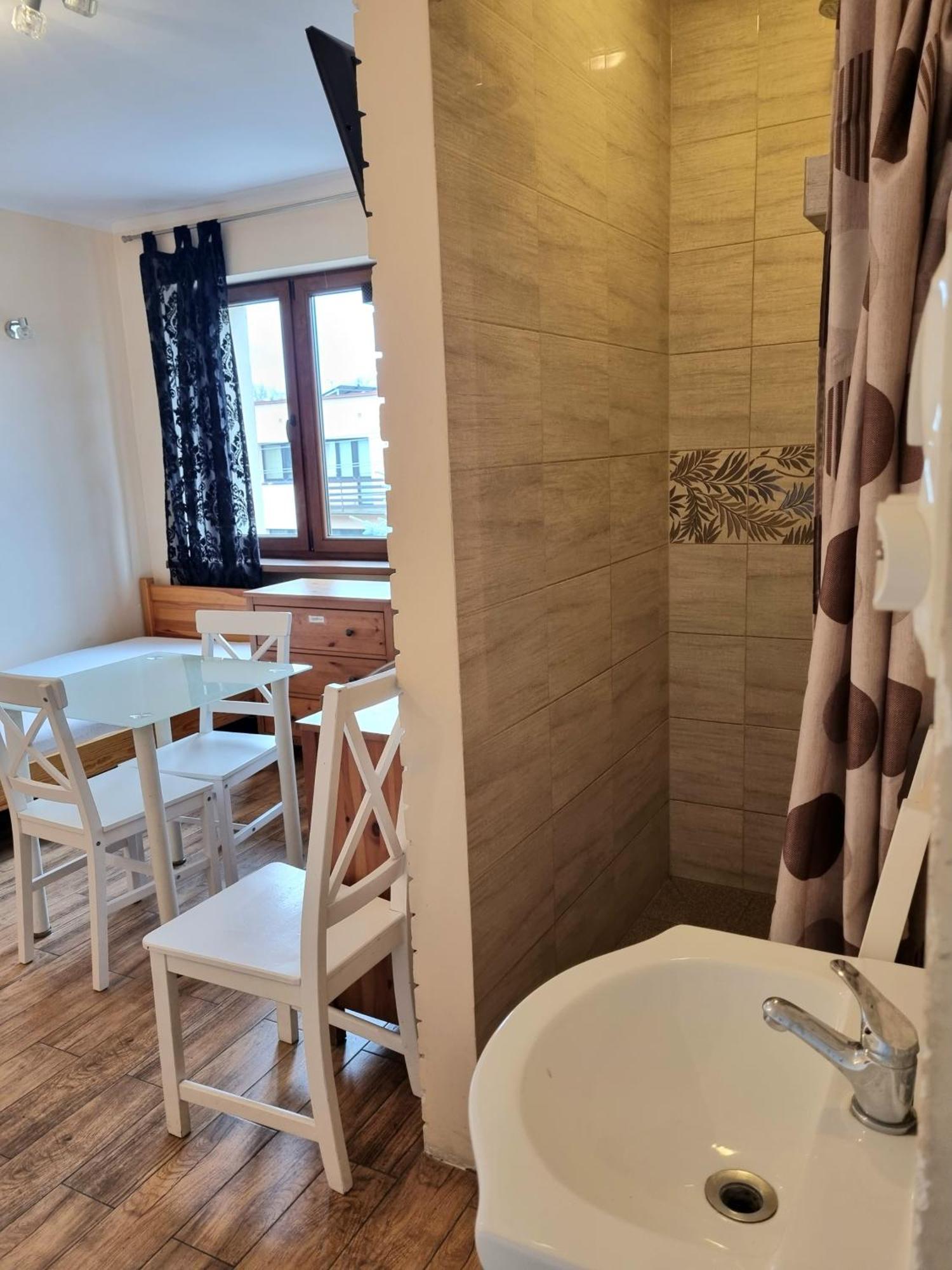 Hostel Rumiankowy Airport Hostel Вроцлав Экстерьер фото