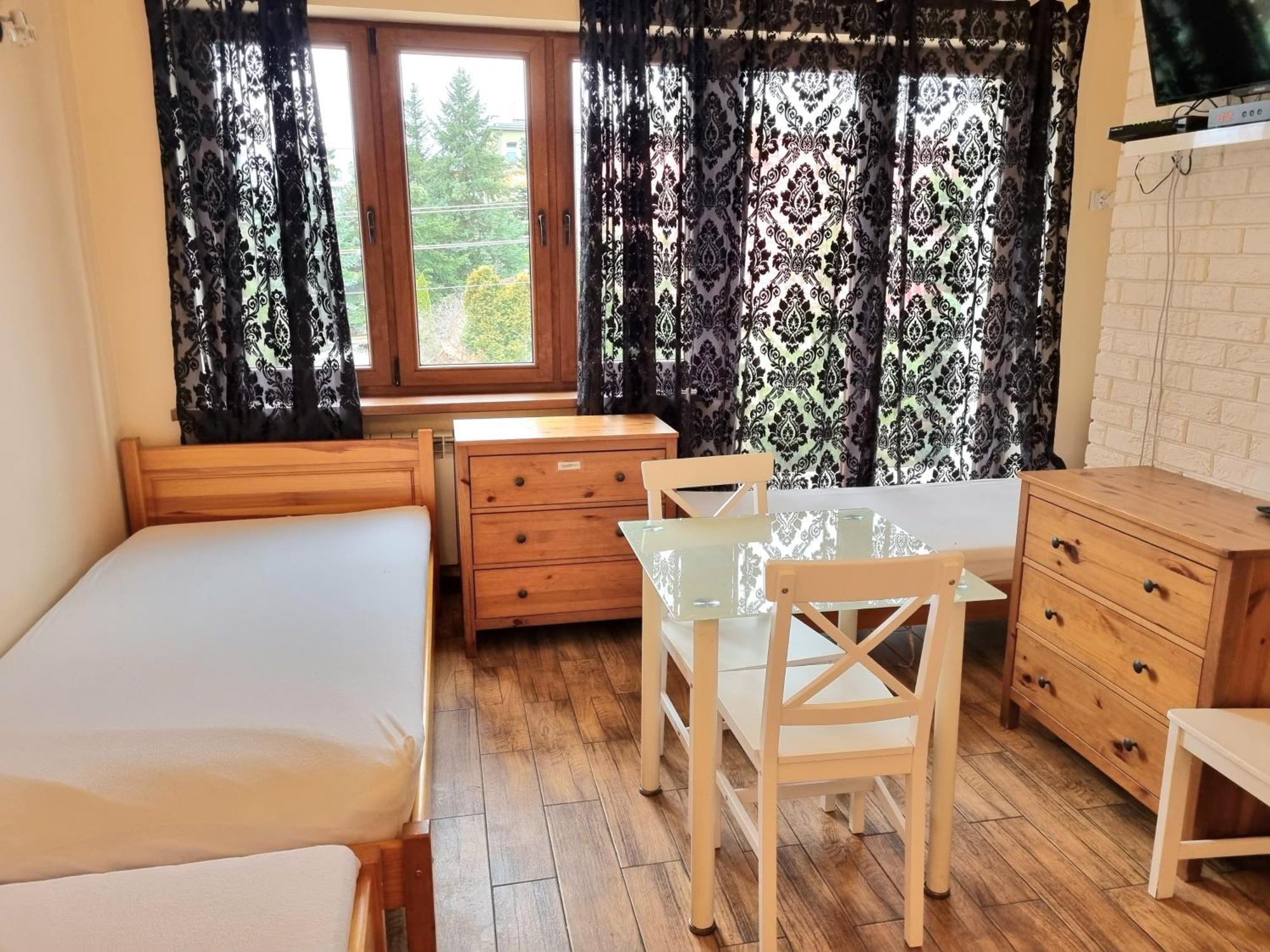 Hostel Rumiankowy Airport Hostel Вроцлав Экстерьер фото