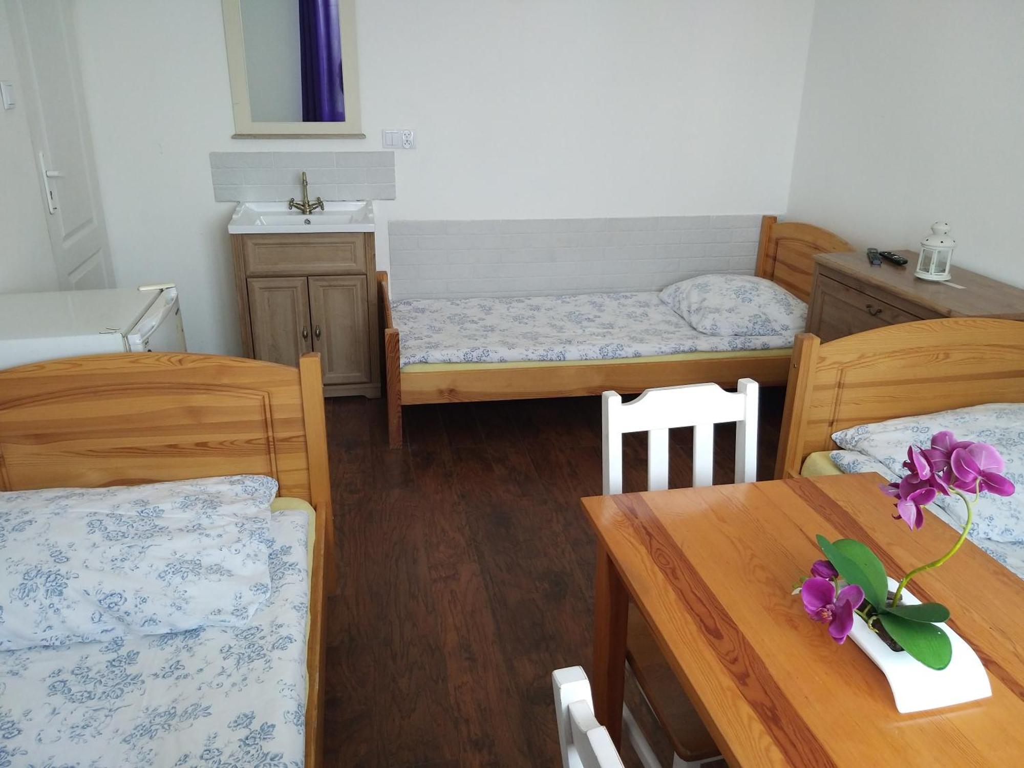 Hostel Rumiankowy Airport Hostel Вроцлав Экстерьер фото